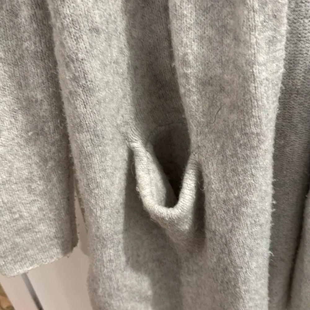 Gap super soft long grey sweater with hood M but fits like a large - Picture 4 of 8